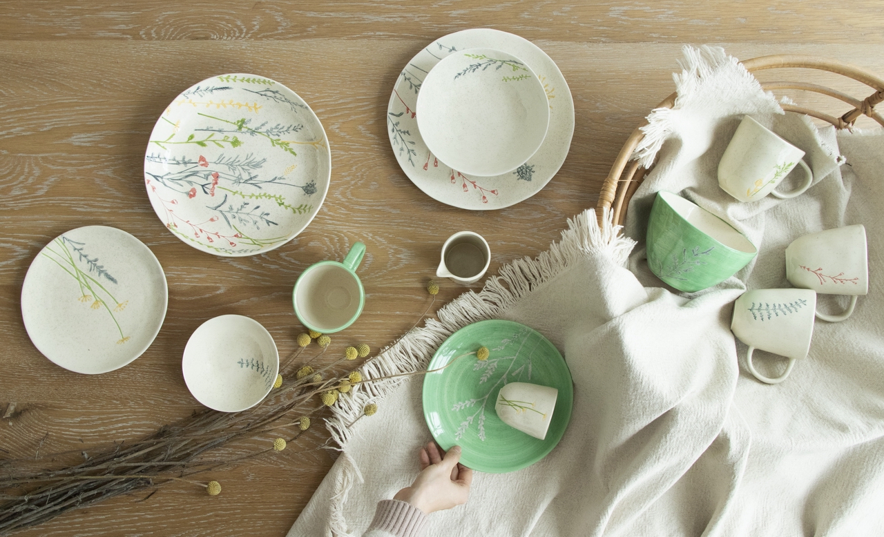 How to Decorate Your Table Setting Romantically