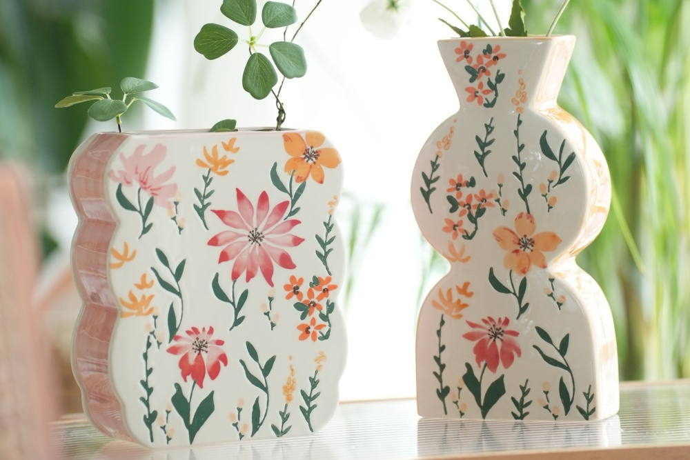 From Flowers to Ceramics: How to Combine the Two in Spanish Home Decor